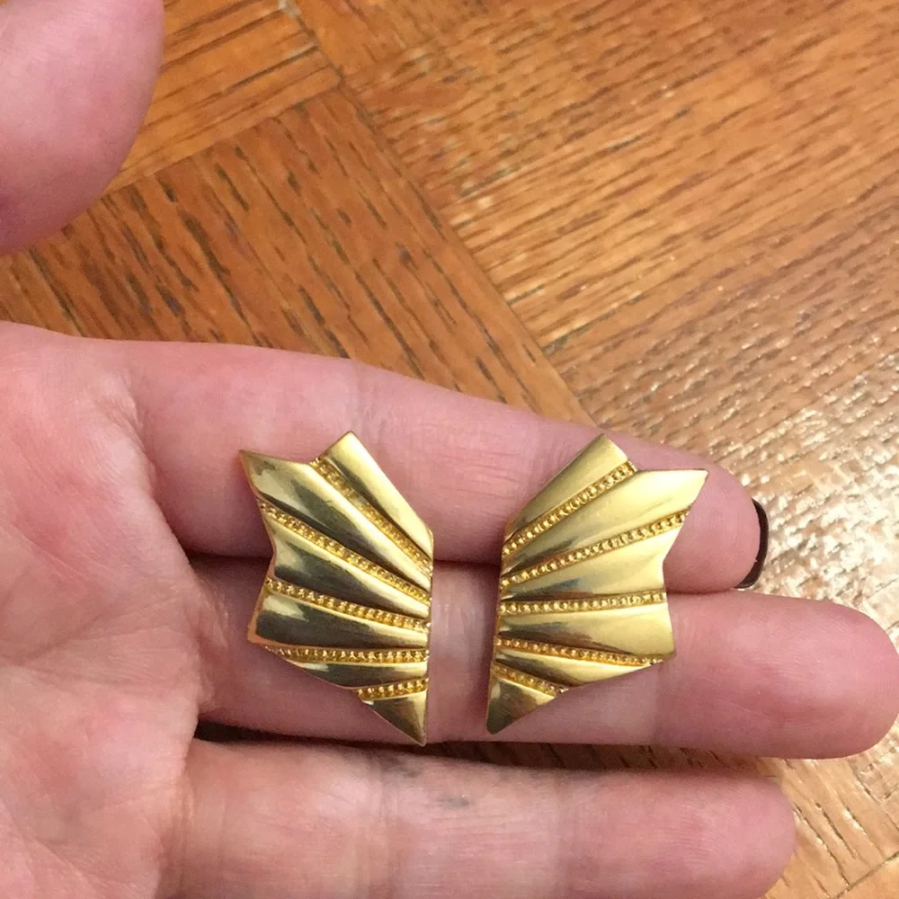 🎁GIFT🎁 Vintage MONET gold fan earrings - Picture 2 of 11